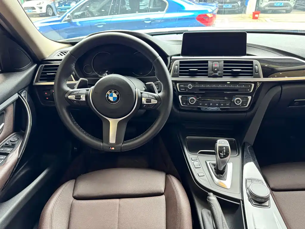 BMW 3 Series 2018 — фото 9