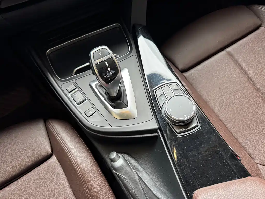 BMW 3 Series 2018 — фото 10