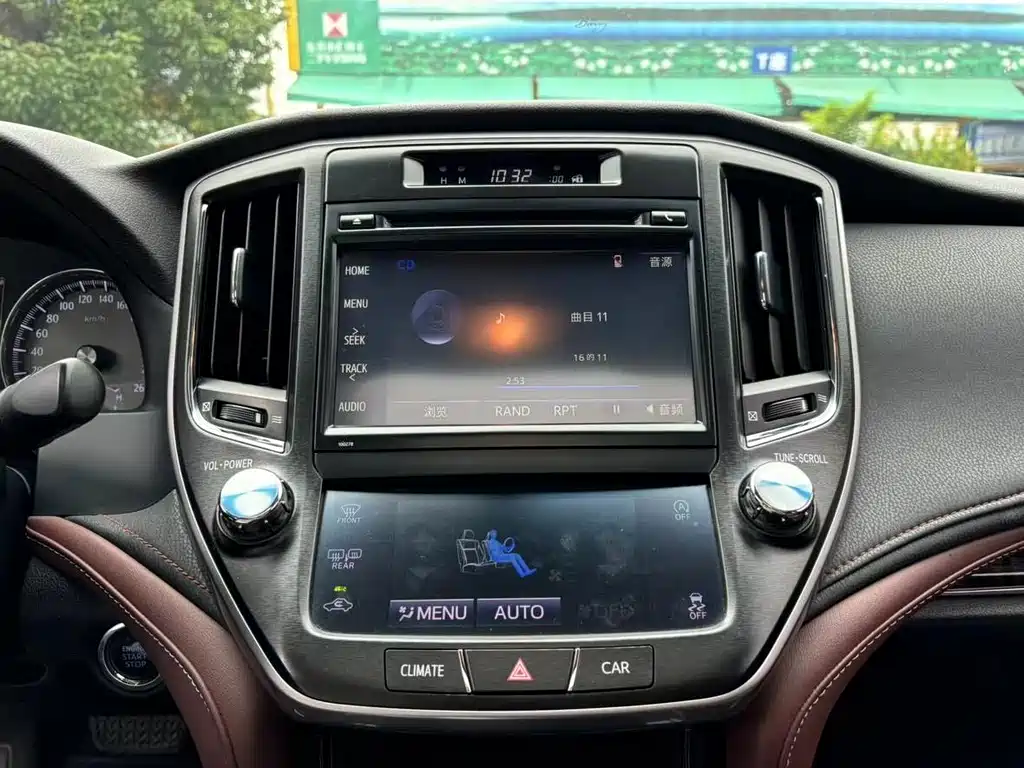 Toyota Crown 2017 — фото 7
