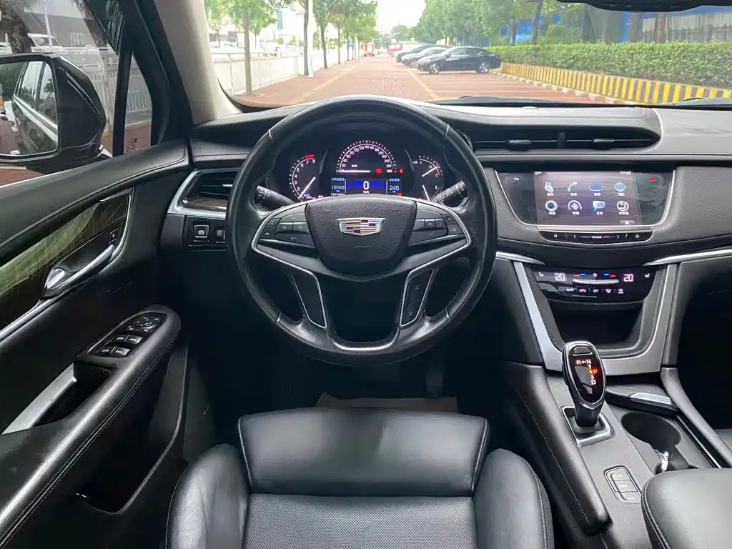 Cadillac XT5 2017 — фото 17