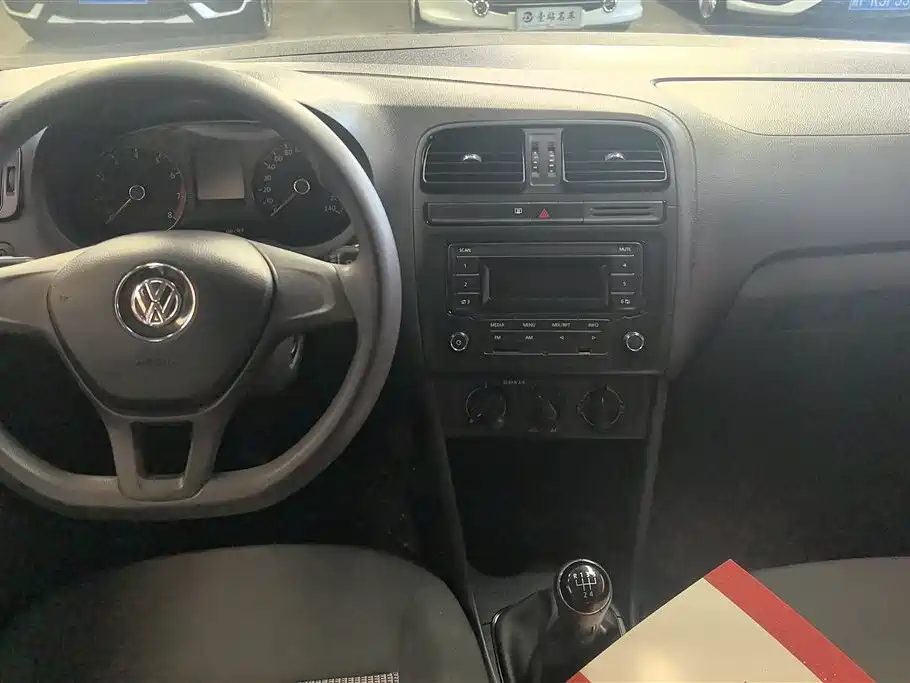 Volkswagen Polo 2017 — фото 12