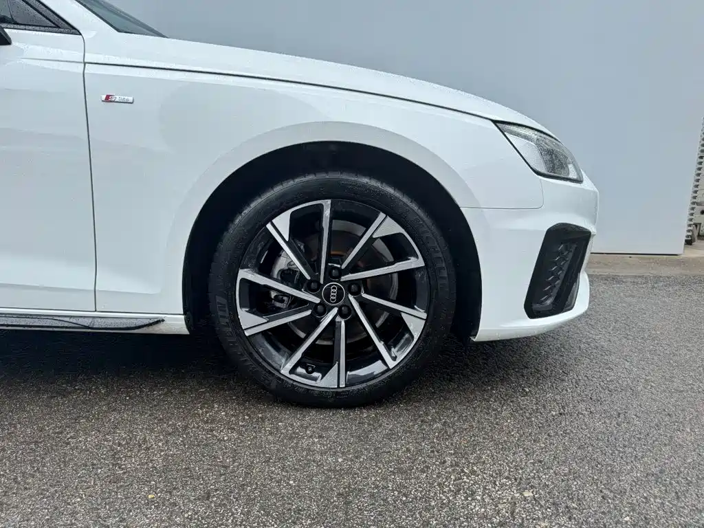 Audi A4L 2023 — фото 17