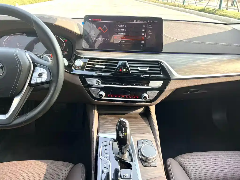 BMW 5 Series 2021 — фото 11