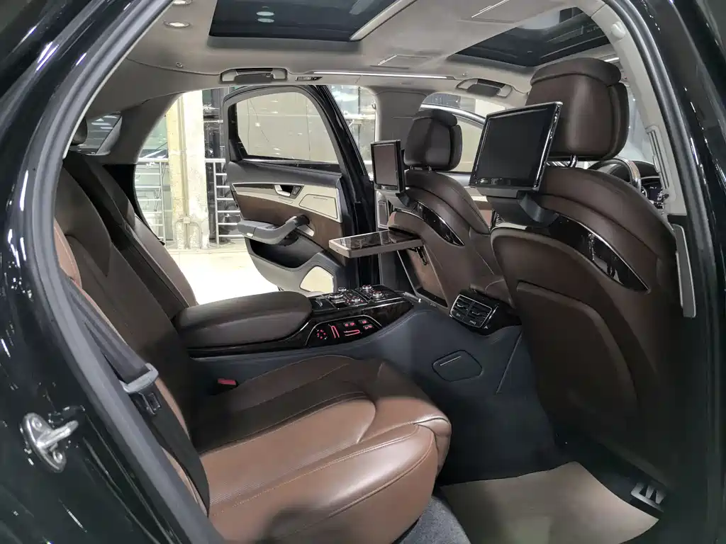 Audi A8 2015 — фото 26