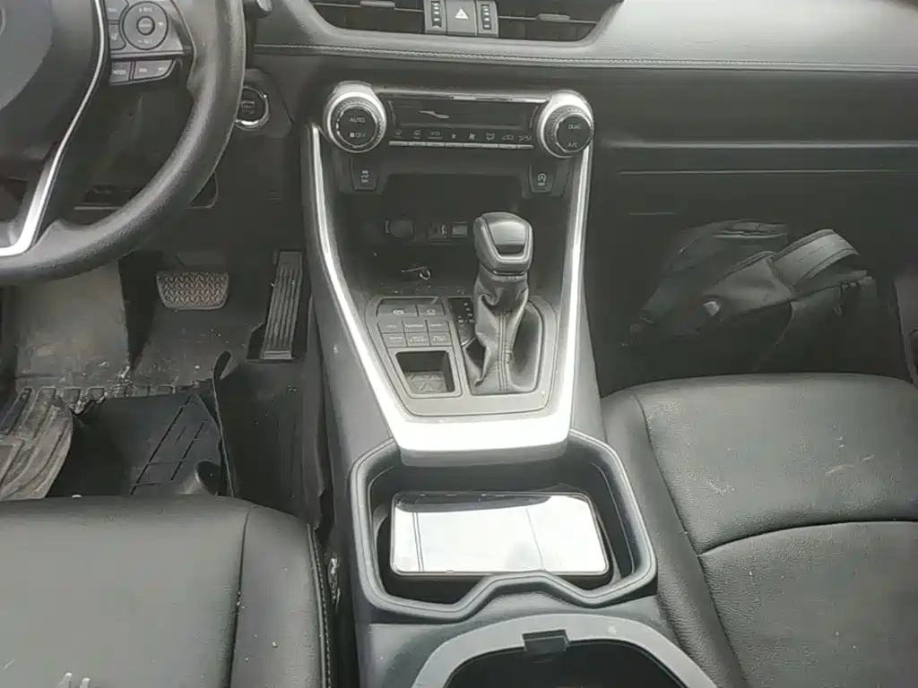 Toyota RAV4 2020 — фото 14