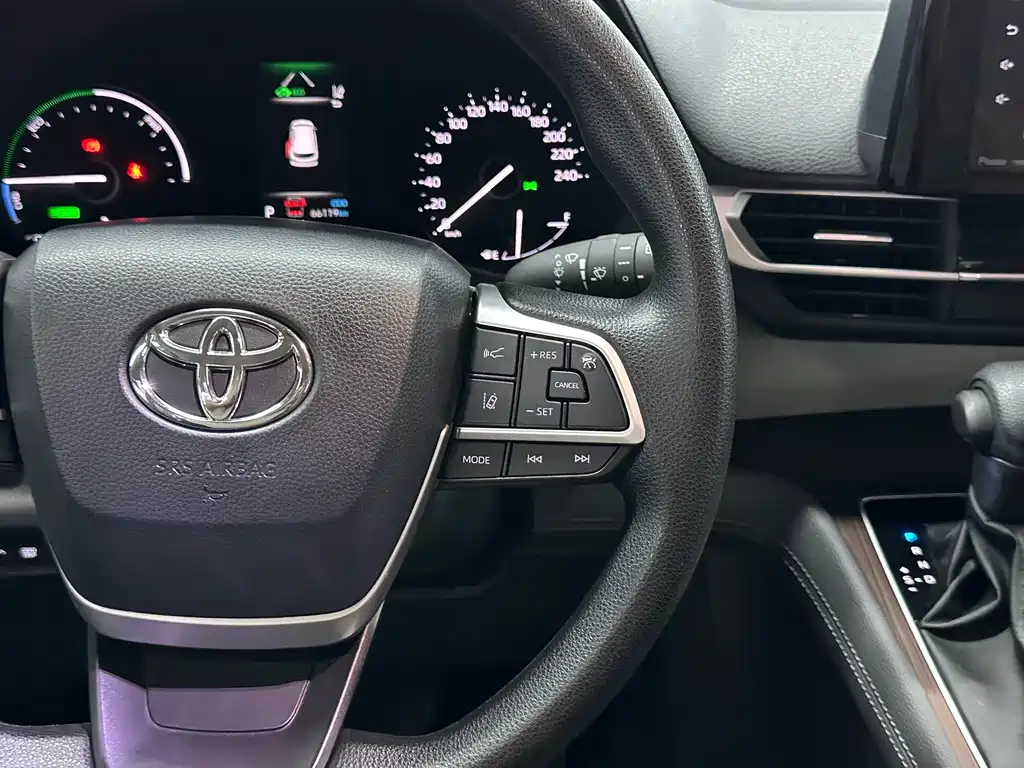 Toyota Sienna 2023 — фото 17