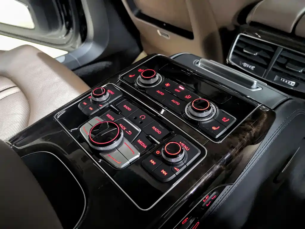 Audi A8 2015 — фото 29