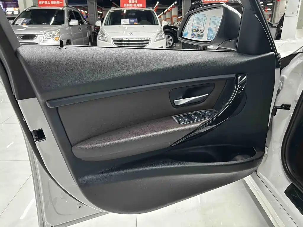 BMW 3 Series 2018 — фото 17