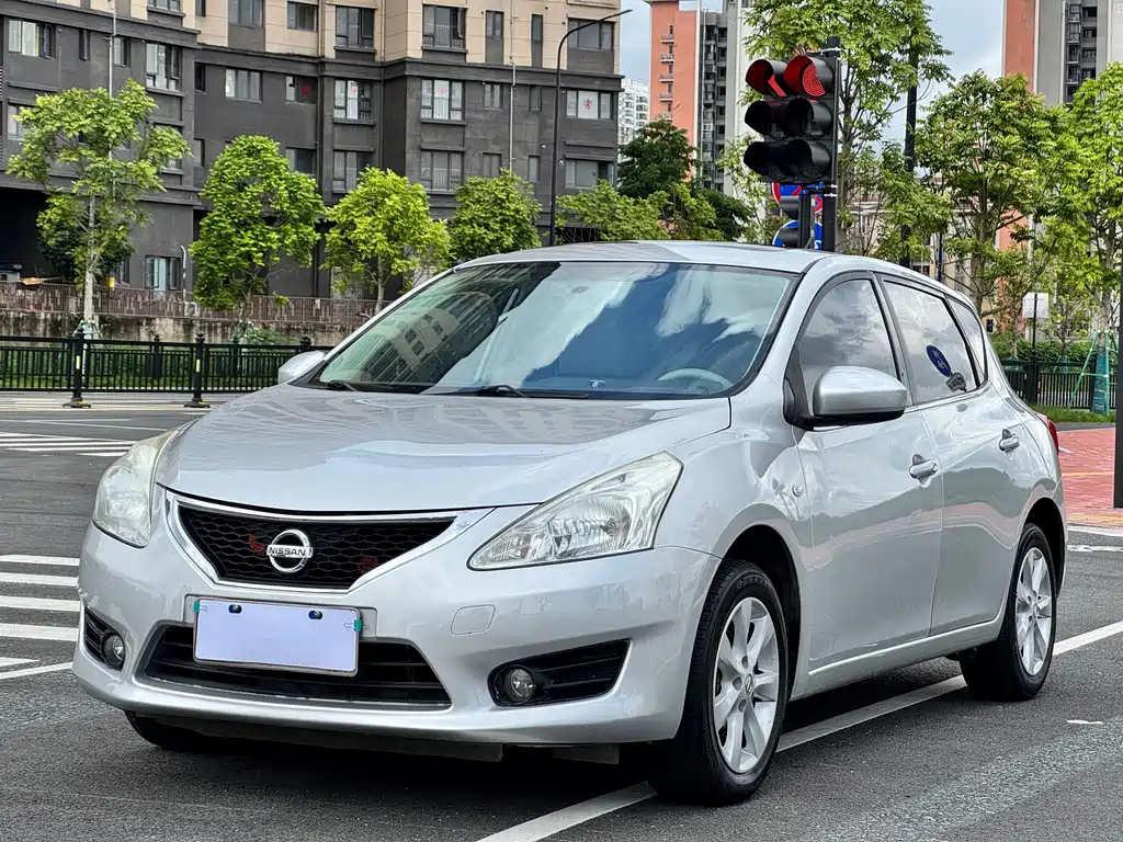 Nissan Tiida 2015 — фото 1