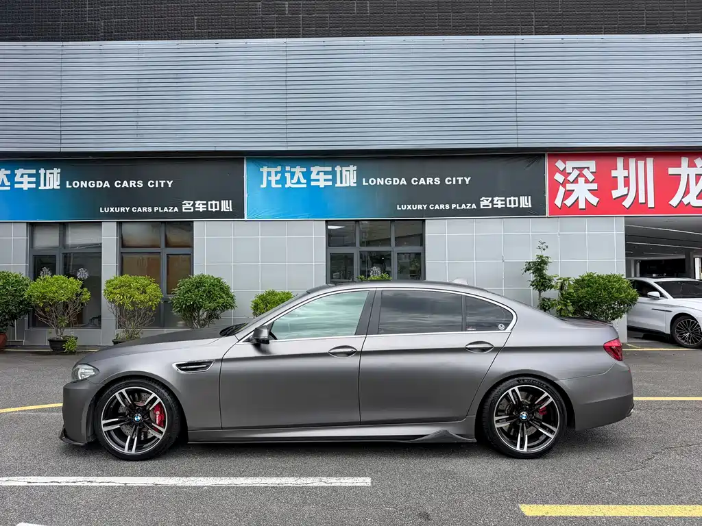 BMW 5 Series 2017 — фото 11