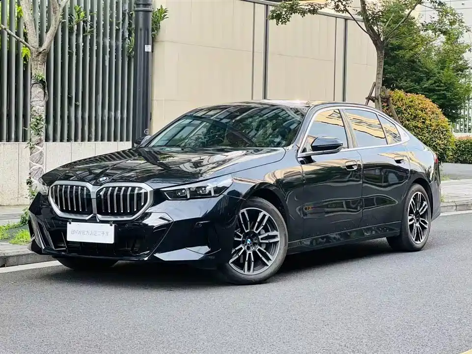BMW 5 Series 2026 — фото 1