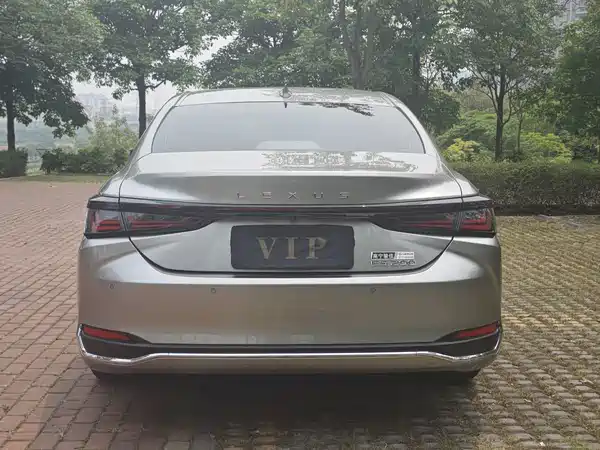 Lexus ES 2025