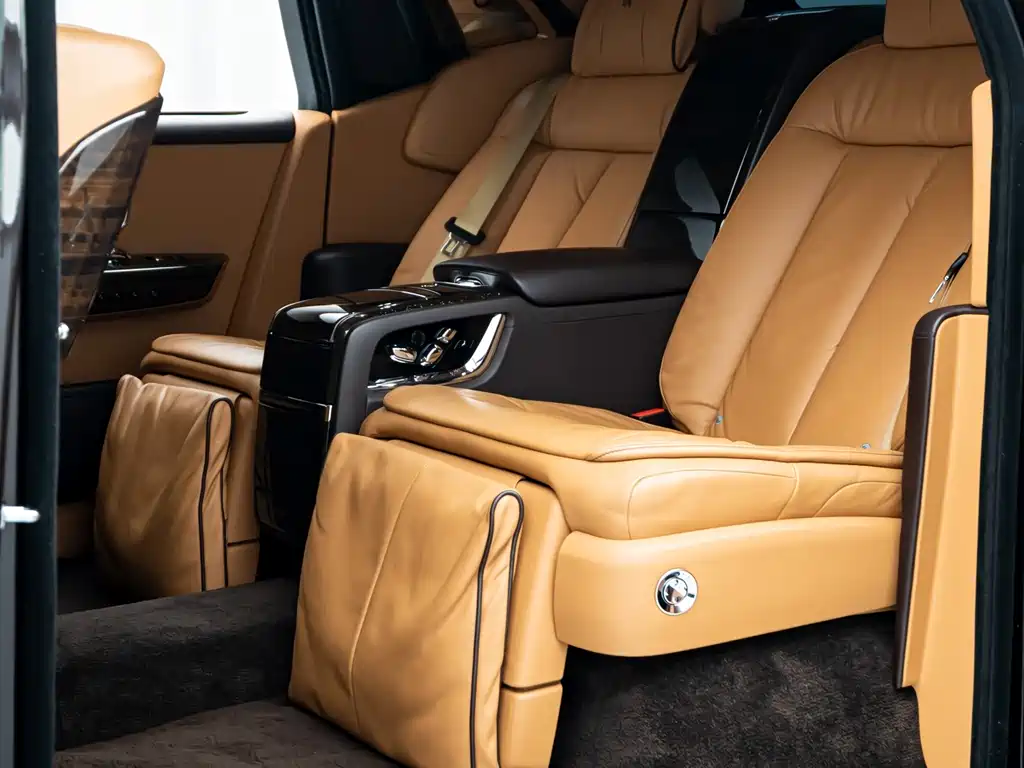 Rolls-Royce Phantom 2018 — фото 17