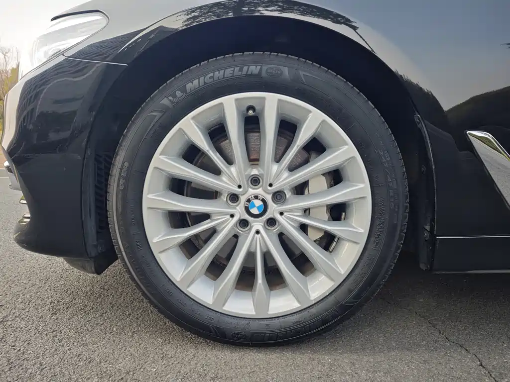 BMW 5 Series 2018 — фото 21