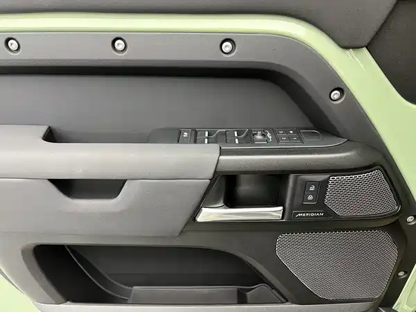 Land Rover Defender 2023