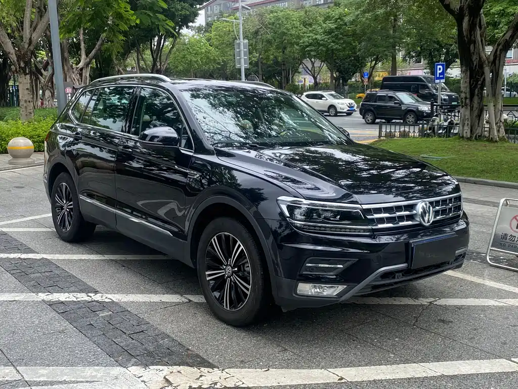 Volkswagen Tiguan L 2018 — фото 1
