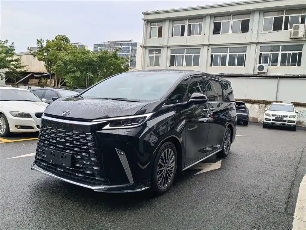 Lexus LM 2026
