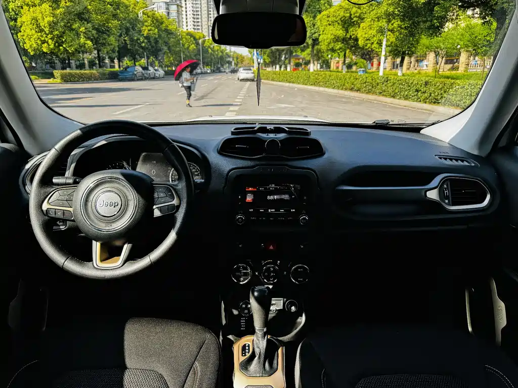 Jeep Renegade 2017 — фото 11