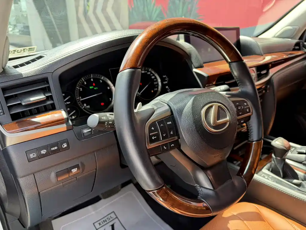 Lexus LX 2018 — фото 7