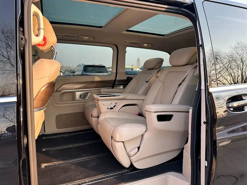 Mercedes-Benz V-Class 2023 — фото 10