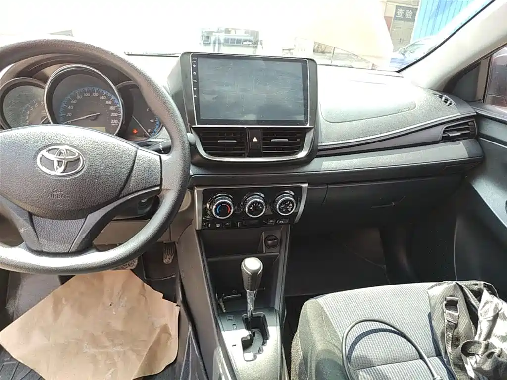 Toyota Yaris L 2017 — фото 13
