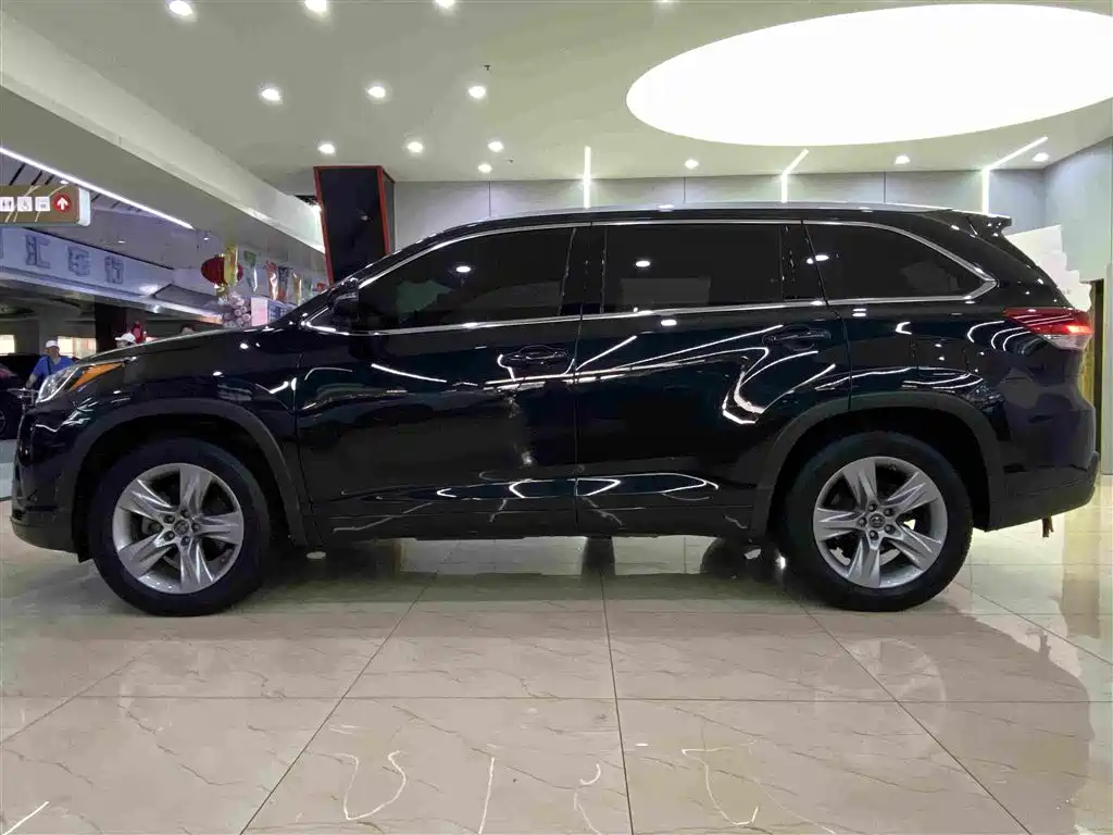 Toyota Highlander 2022 — фото 6