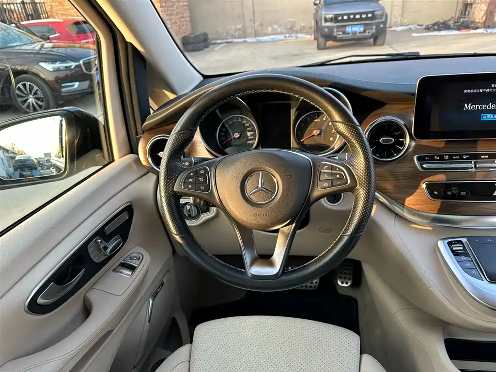 Mercedes-Benz V-Class 2023 — фото 20