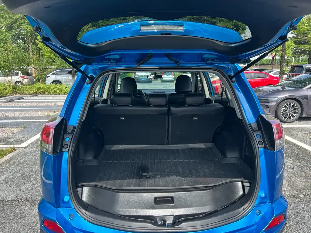 Toyota RAV4 2017 — фото 10