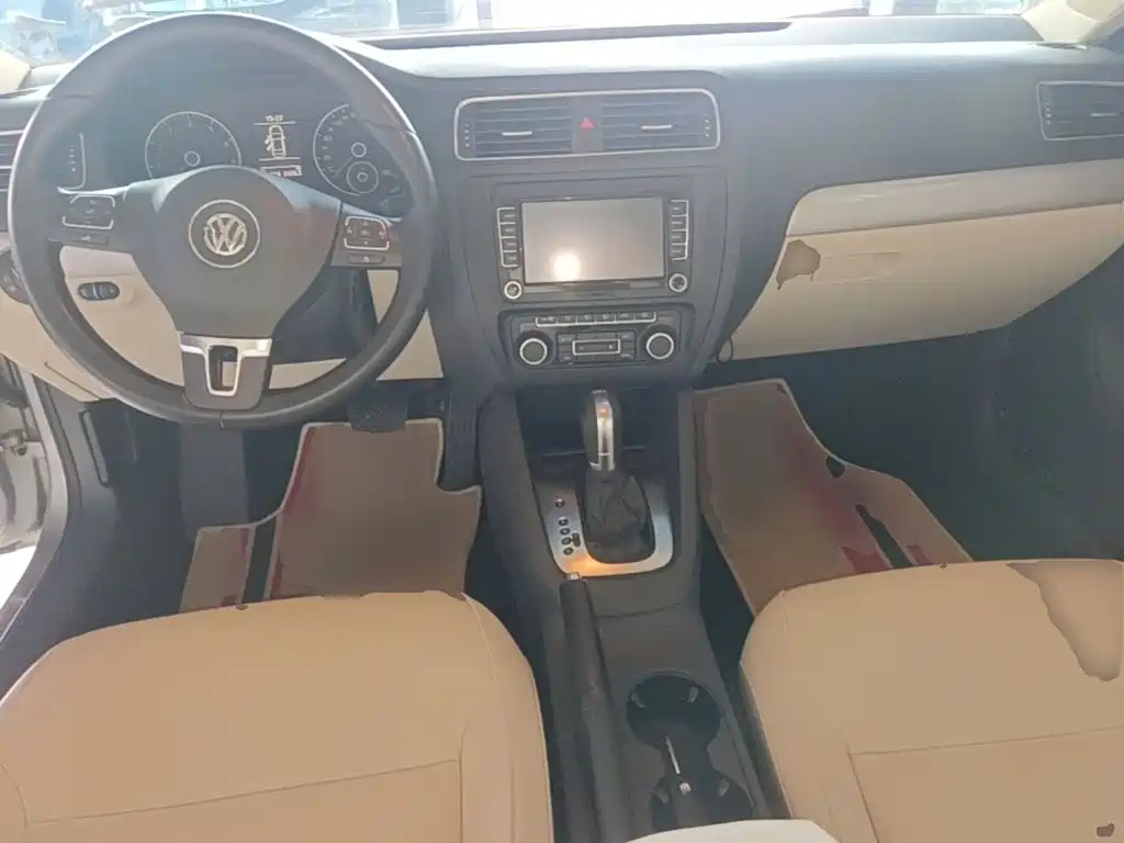Volkswagen Sagitar 2015