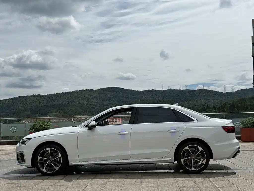 Audi A4L 2022 — фото 10