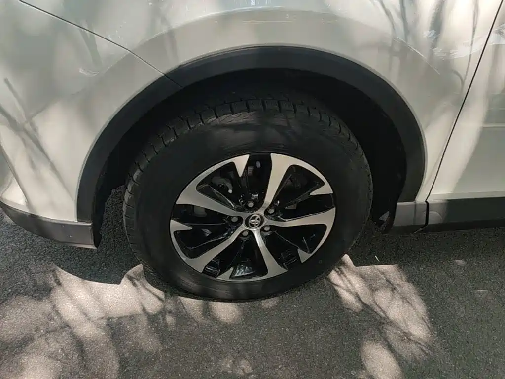 Toyota RAV4 2017 — фото 23