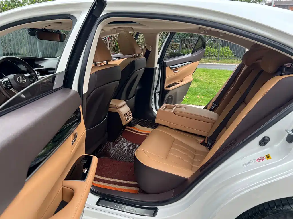 Lexus ES 2018 — фото 11