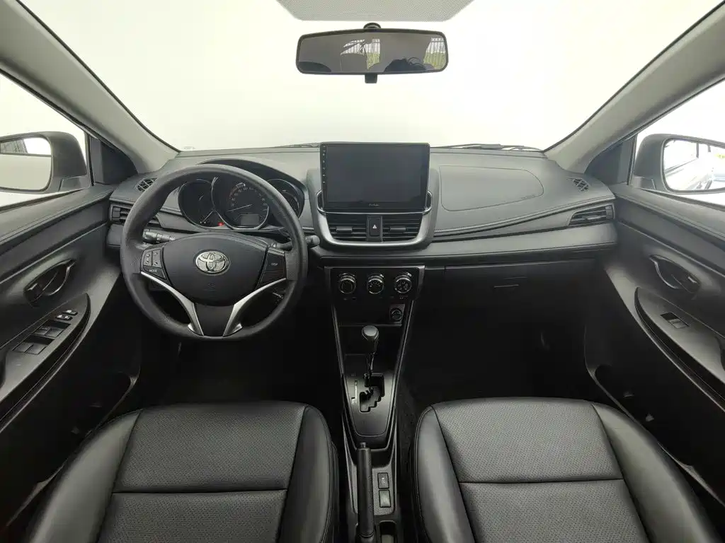 Toyota Yaris L 2022