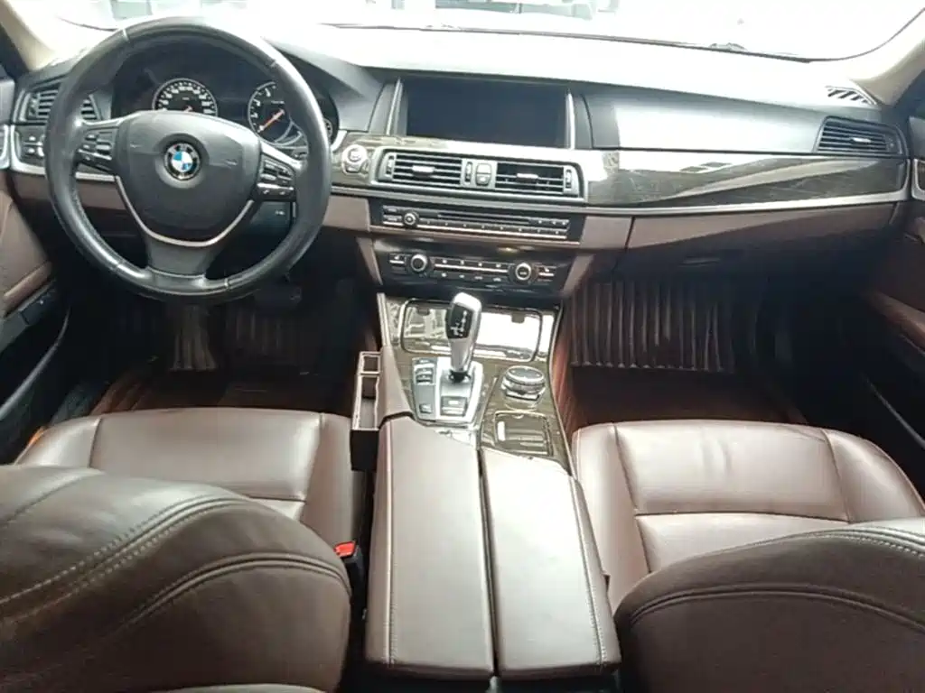 BMW 5 Series 2017 — фото 10
