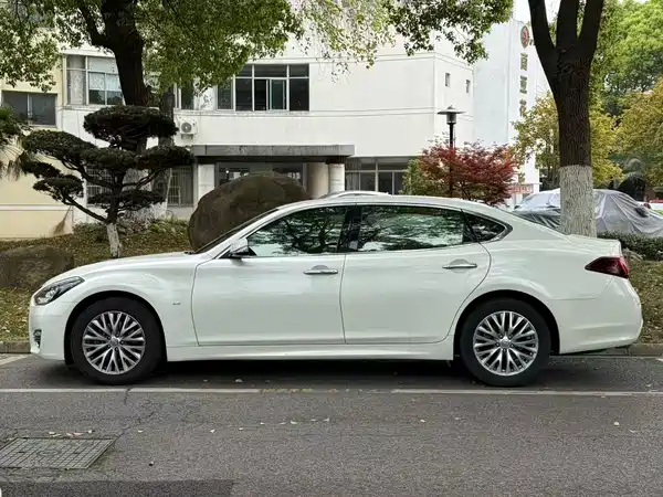 Infiniti Q70 2017
