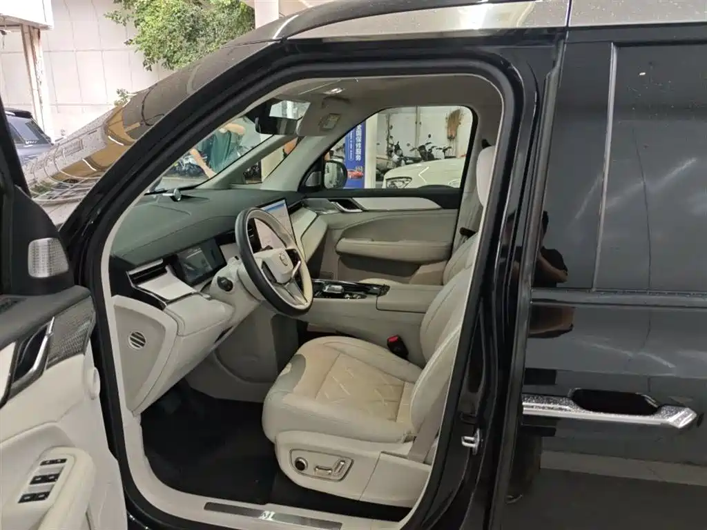 Volvo EM90 2025