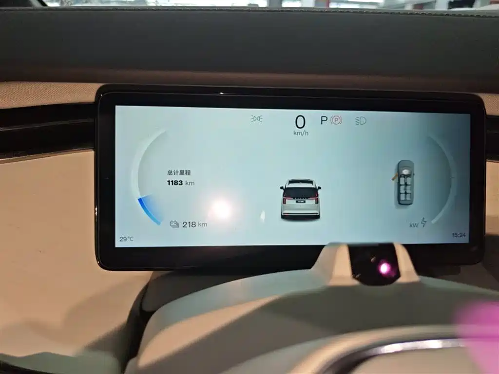 Volvo EM90 2025