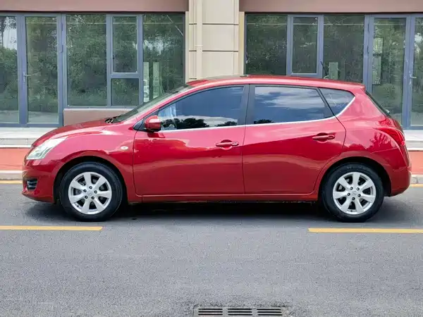 Nissan Tiida 2015
