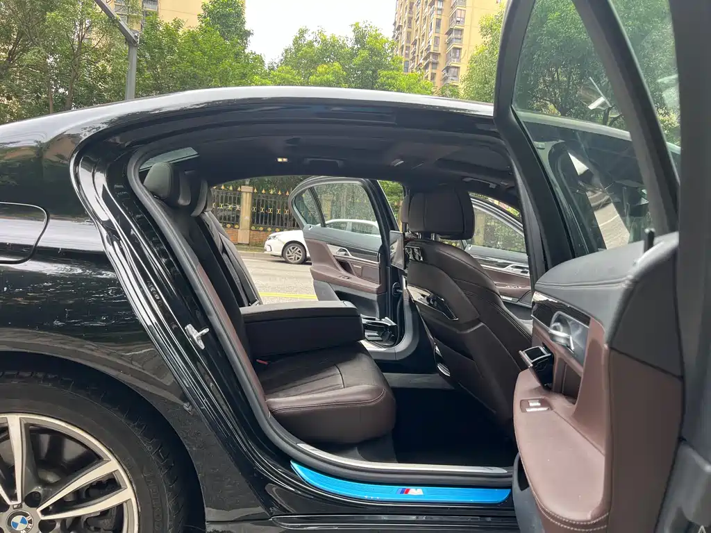 BMW 7 Series 2017 — фото 18