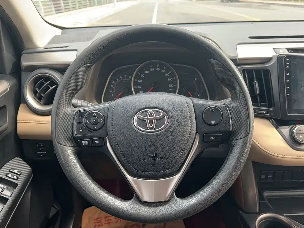 Toyota RAV4 2016 — фото 16
