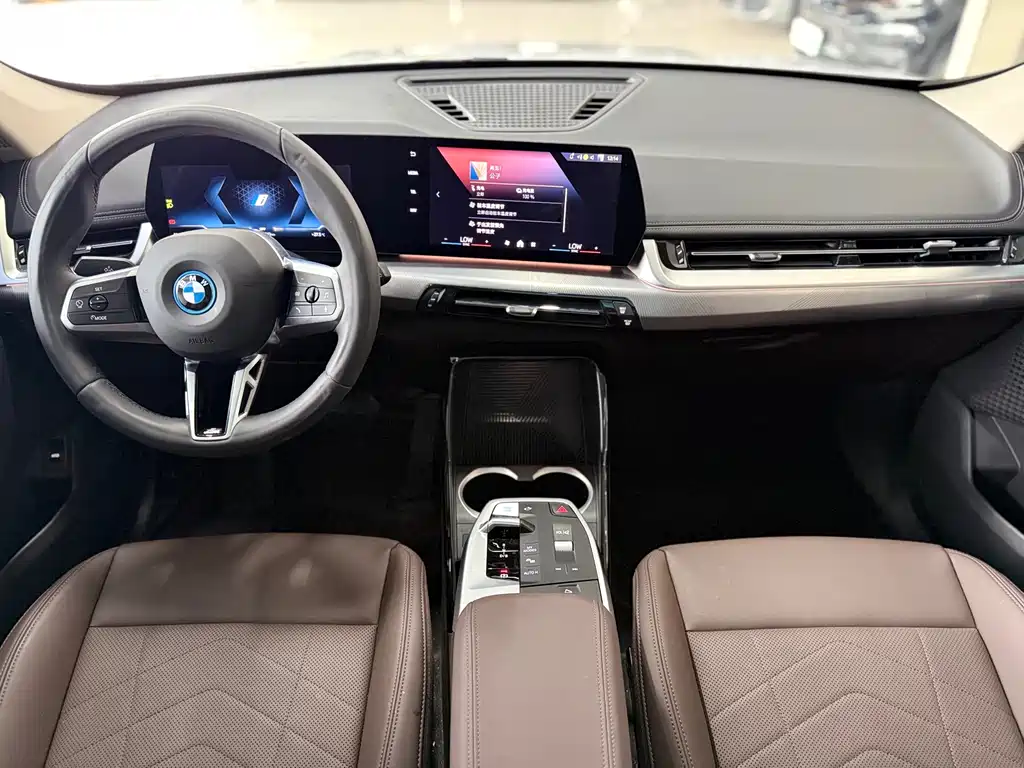 BMW iX1 2025 — фото 10