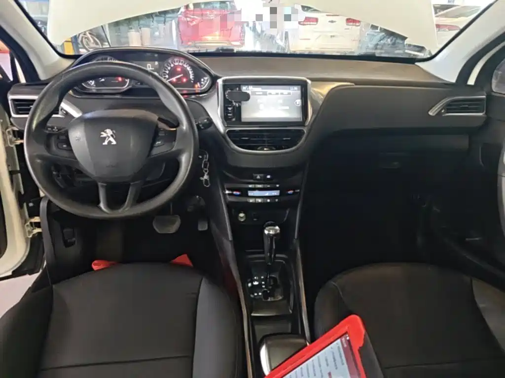 Peugeot 2008 2015 — фото 10