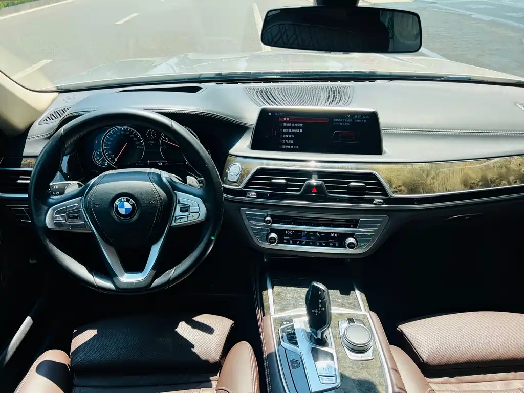 BMW 7 Series 2017 — фото 10