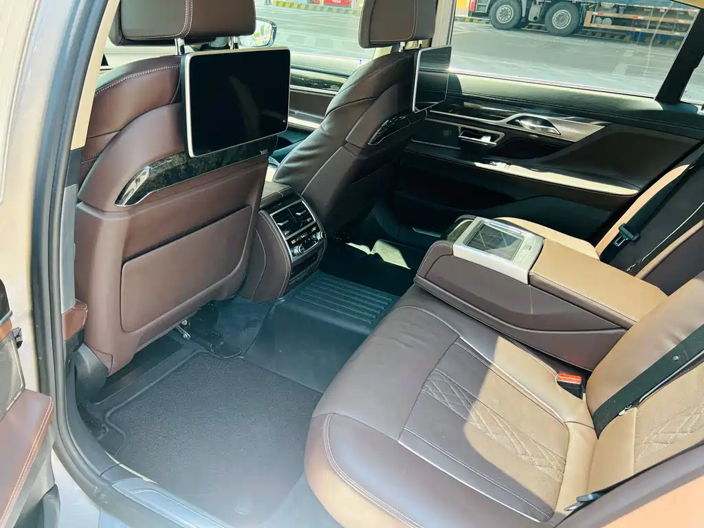 BMW 7 Series 2017 — фото 11