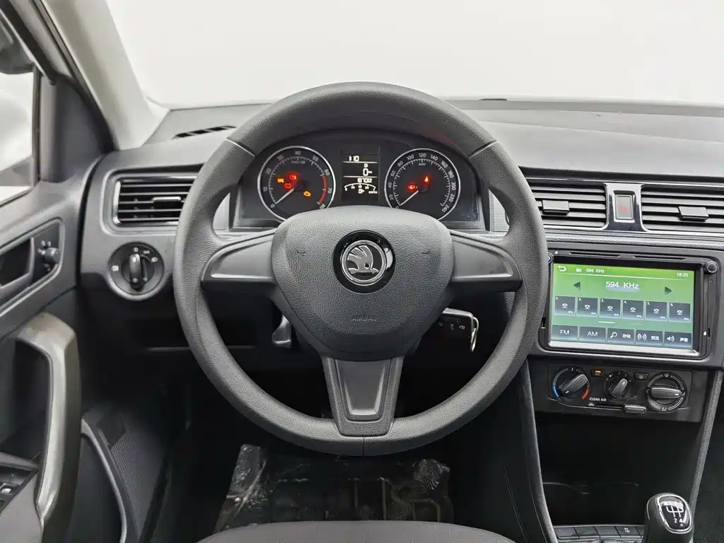 Skoda Rapid Spaceback 2017 — фото 11