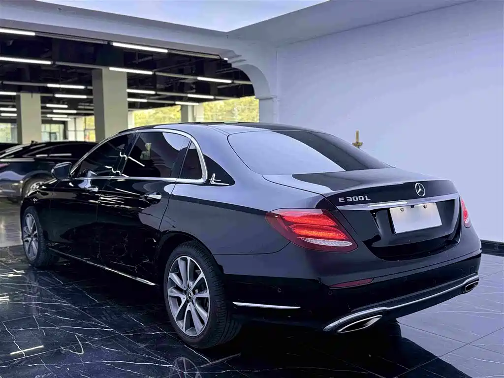 Mercedes-Benz E-Class 2019 — фото 19