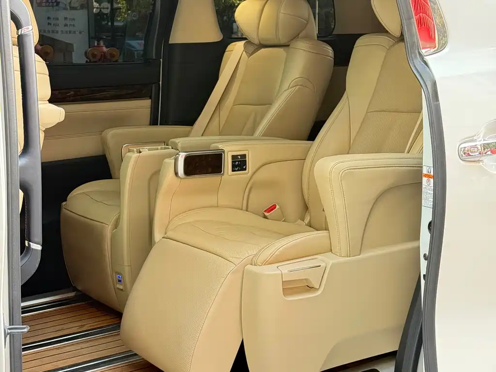 Toyota Alphard 2018 — фото 17