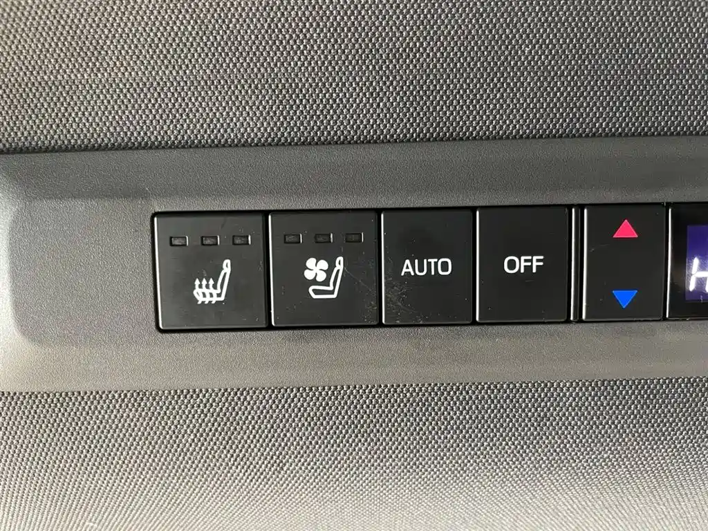 Toyota Sienna 2023 — фото 18