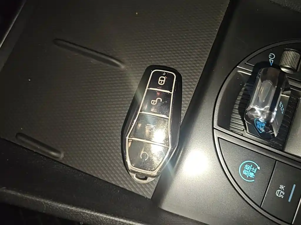 BYD Seal 05 DM-i 2025 — фото 9