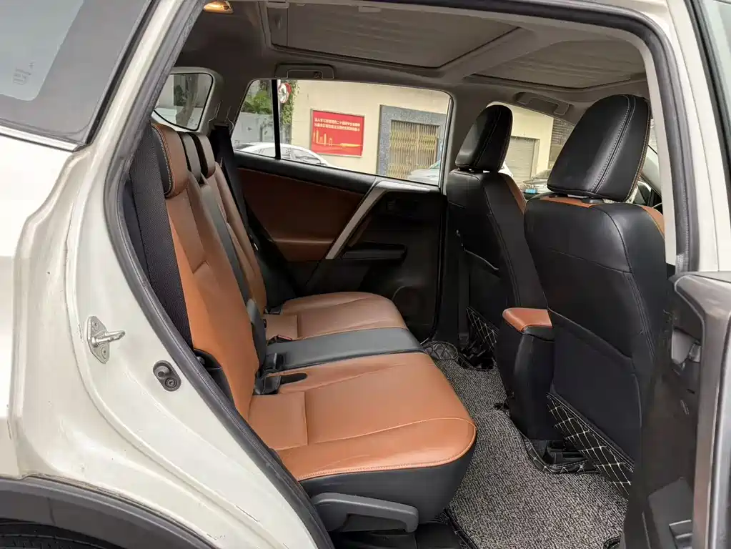 Toyota RAV4 2017 — фото 11